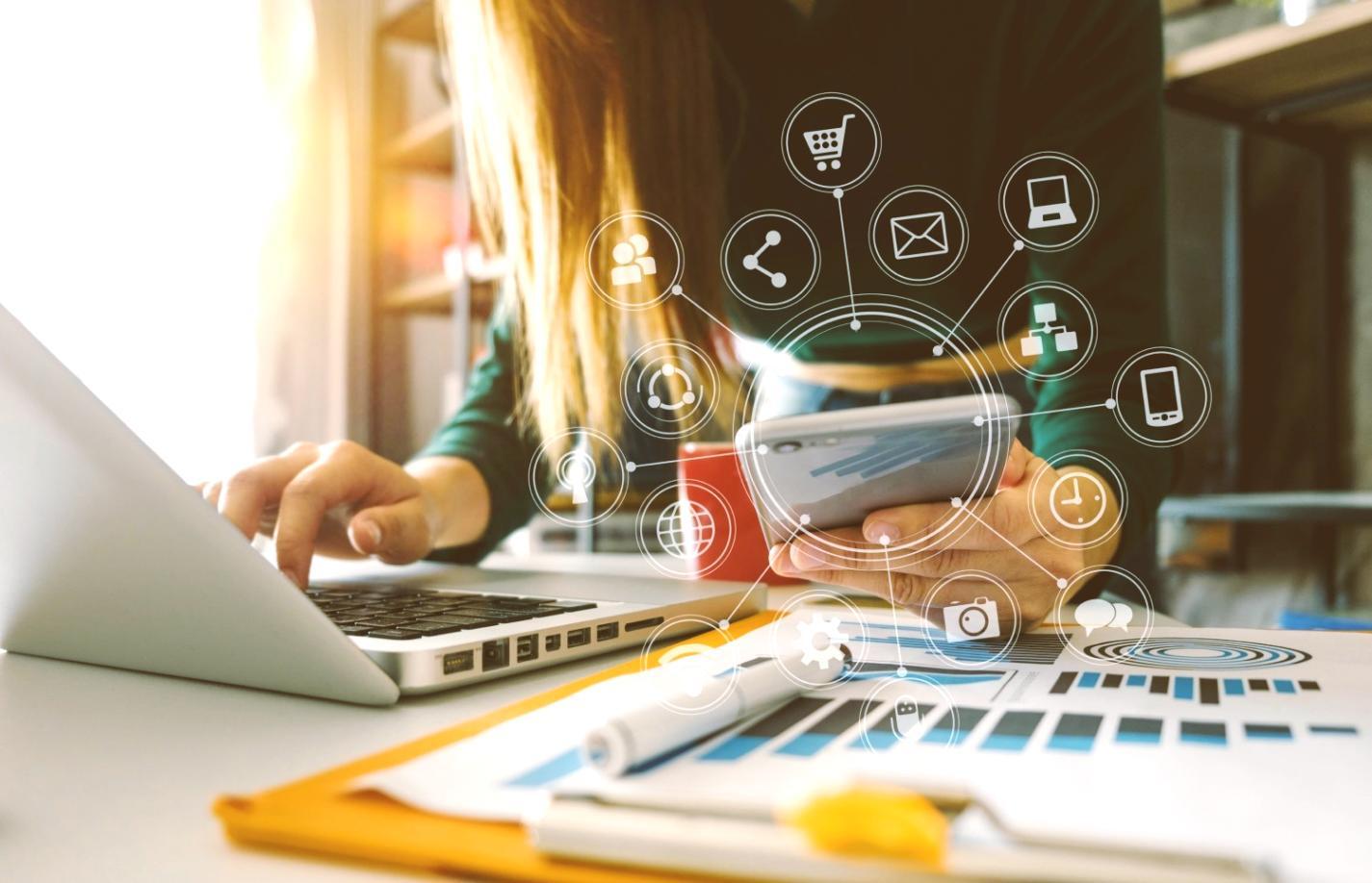 Especialista analizando datos de auditoría SEO